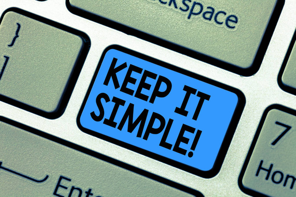 簡易それを維持のテキストの書き込みを単語します。簡素化するもの簡単明確簡潔なアイデア キーボード キーのキーパッドのアイデアを押すとコンピューターのメッセージを作成する意図のビジネス コンセプト. - 写真・画像