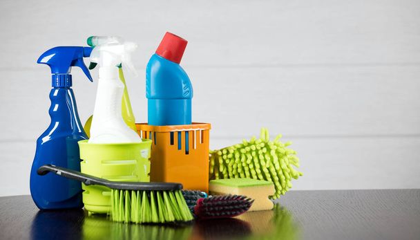 Красочные инструменты для мытья и уборки помещений
 - Фото, изображение