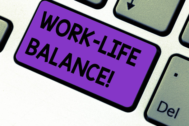 Uwaga: pisanie Wyświetlono Work Life Balance. Biznesowe zdjęcie prezentujący podział czasu między pracy lub rodzinne i wypoczynek klawisz na klawiaturze zamiar utworzyć wiadomość komputer naciskając klawisz klawiatury, pomysł. - Zdjęcie, obraz