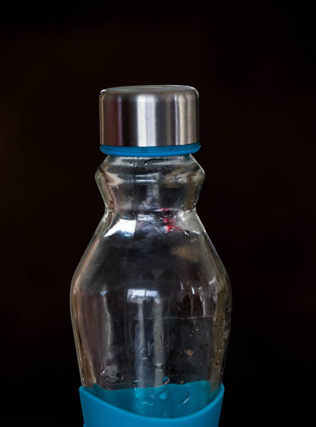 Siyah arka plan resmi kopya alanı ile karşı izole bir boş bardak su şişesi - Fotoğraf, Görsel