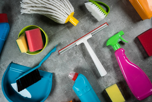 Koncepcja sprzątanie domu. Różne produkty czyszczące, miejsce dla typografii - Zdjęcie, obraz