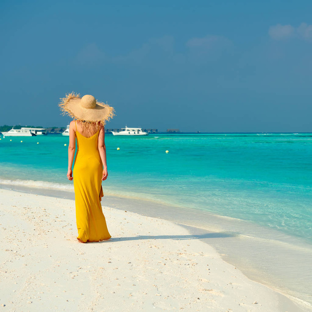 Donna in abito camminare sulla spiaggia tropicale
 - Foto, immagini
