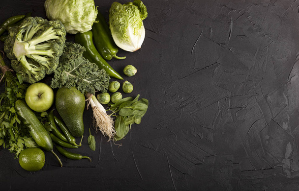 Green health food, frutta e verdura. Vista dall'alto con spazio di copia
. - Foto, immagini
