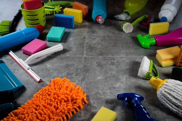 Koncepcja sprzątanie domu. Różne produkty czyszczące, miejsce dla typografii - Zdjęcie, obraz
