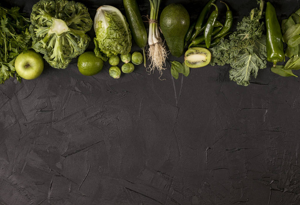Zöld egészségügyi élelmiszer-, gyümölcs-és zöldségfélék. Felülnézet a másolási területtel. - Fotó, kép