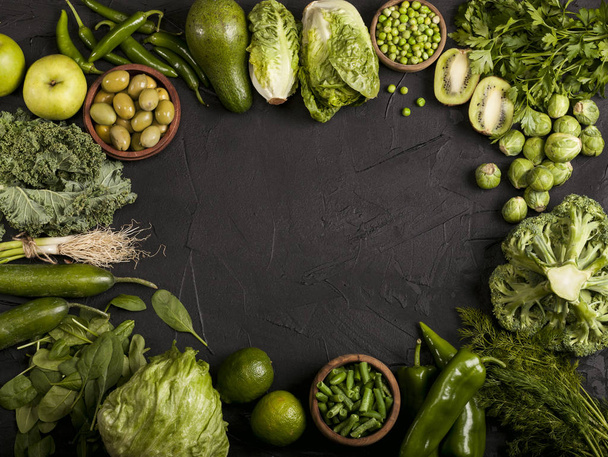 Aliments santé verts, fruits et légumes. Vue supérieure avec espace de copie
. - Photo, image