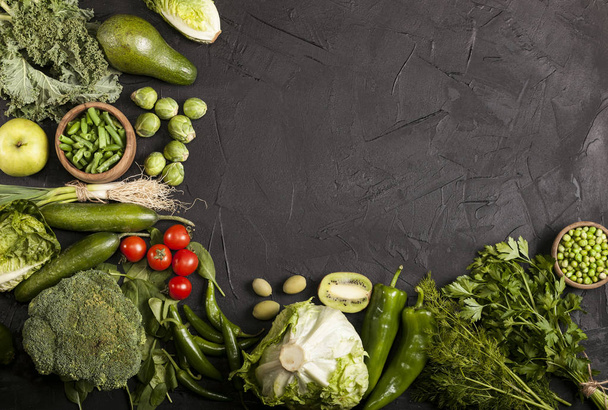 Yeşil sağlık gıda, meyve ve sebze. Kopya alanı ile üst görünüm. - Fotoğraf, Görsel