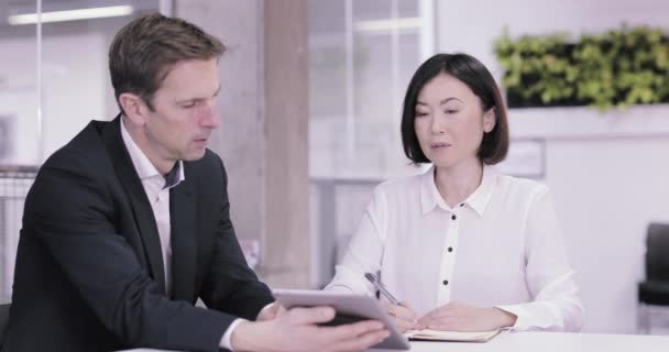 Reunión de negocios corporativa usando una tableta digital
 - Metraje, vídeo