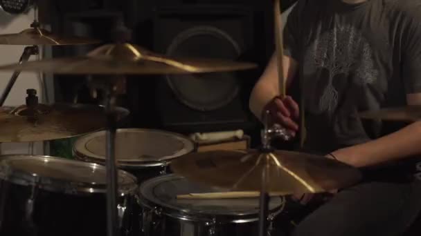 Dobos játszik a dobos a stúdióban - Felvétel, videó