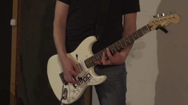 Gitarrist im Studio spielt auf der Gitarre - Filmmaterial, Video