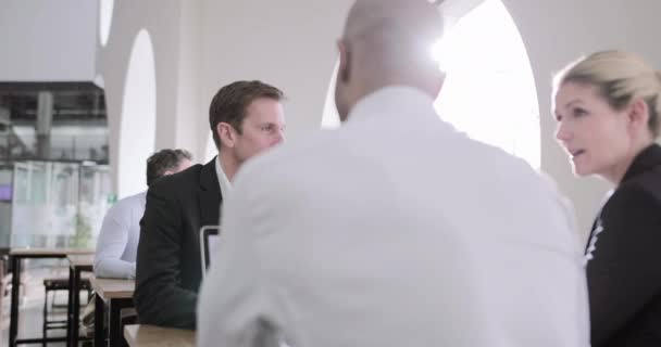 Drukke coworking-ruimte met zakenmensen - Video