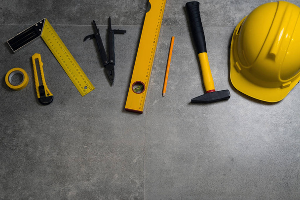 Жовтий набір інструментів для ремонту та будівництва
 - Фото, зображення