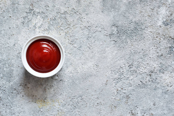 Классический томатный соус со специями на бетонном фоне
.  - Фото, изображение