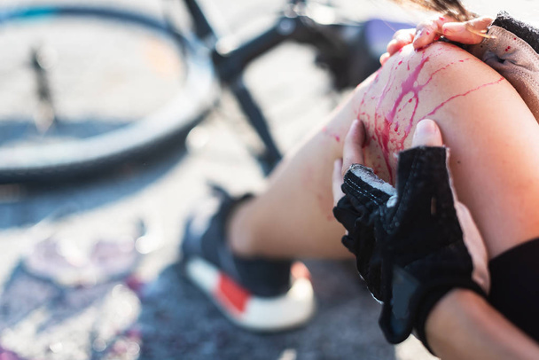 nehoda se střetli na mladá žena cyklista zraněný a zraněných na - Fotografie, Obrázek