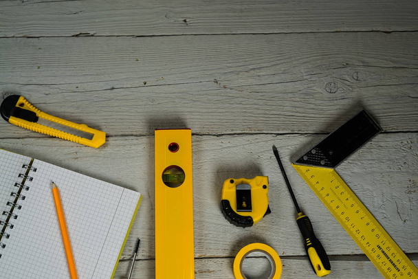 Желтый набор инструментов для ремонта и строительства
 - Фото, изображение