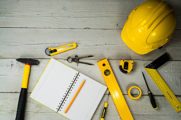 Set giallo di strumenti per la riparazione e la costruzione
 - Foto, immagini