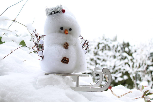 boneco de neve em um trenó
 - Foto, Imagem