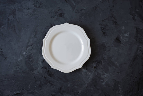 siyah arka plan, üstten görünüm flatlay kopya alanı ile üzerine beyaz tabak  - Fotoğraf, Görsel