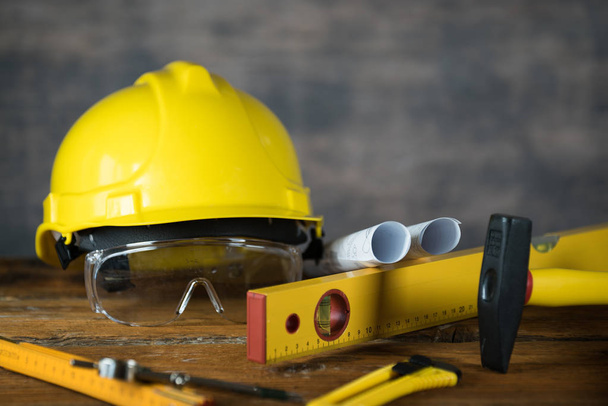 Жовтий набір інструментів для ремонту та будівництва
 - Фото, зображення