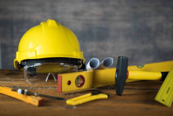 建設と修理のためのツールの黄色セット - 写真・画像