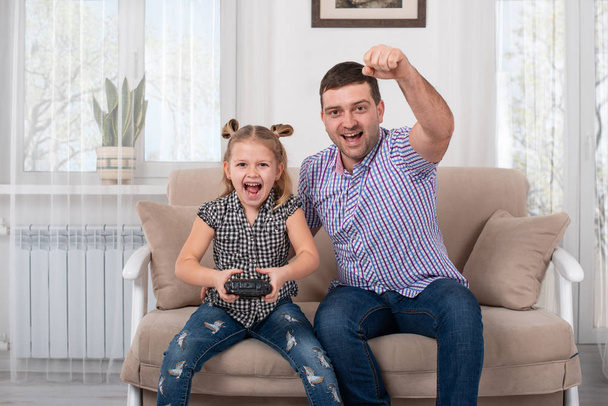 Studio foto di una figlia e papà seduto sul divano a casa wi
 - Foto, immagini