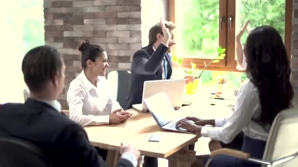 Emocionado gente de negocios creativos dando chocar los cinco
 - Metraje, vídeo