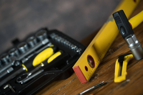 Ensemble jaune d'outils pour la réparation et la construction
 - Photo, image