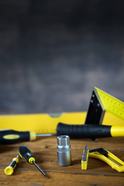 Gelber Satz Werkzeuge für Reparatur und Bau - Foto, Bild