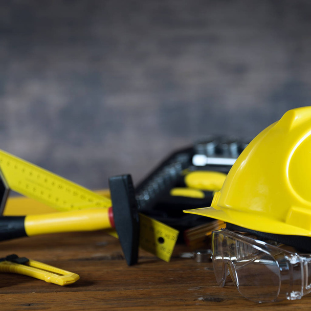 Conjunto amarillo de herramientas para reparación y construcción
 - Foto, Imagen
