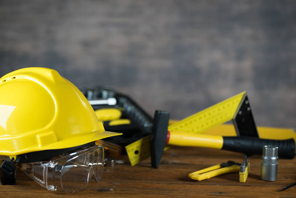 Conjunto amarelo de ferramentas para reparação e construção
 - Foto, Imagem