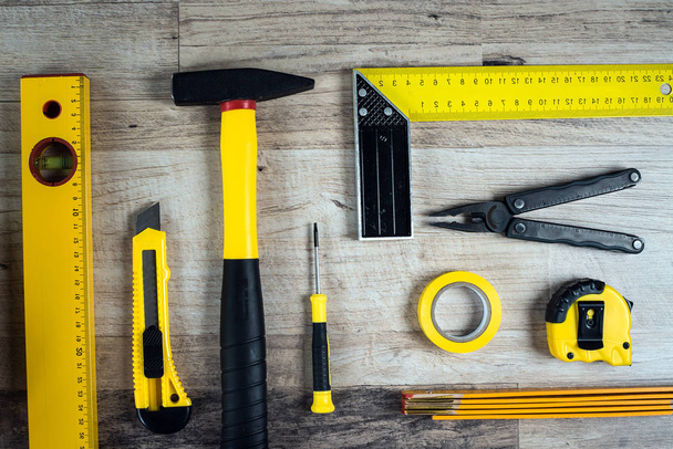 Ensemble jaune d'outils pour la réparation et la construction
 - Photo, image