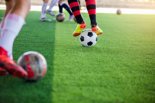 Selektive Fokussierung auf Fußballspieler-Kontrollball mit Sprung und Brauch - Foto, Bild