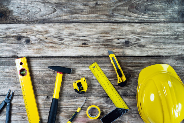Conjunto amarelo de ferramentas para reparação e construção
 - Foto, Imagem