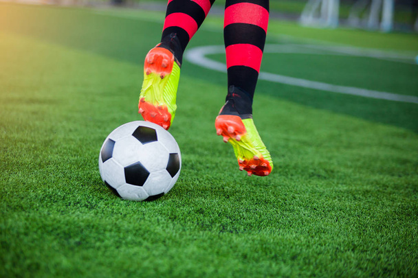 Futbol oyuncu hız çalıştırmak kontrol etmek ve sanat kalede topu - Fotoğraf, Görsel