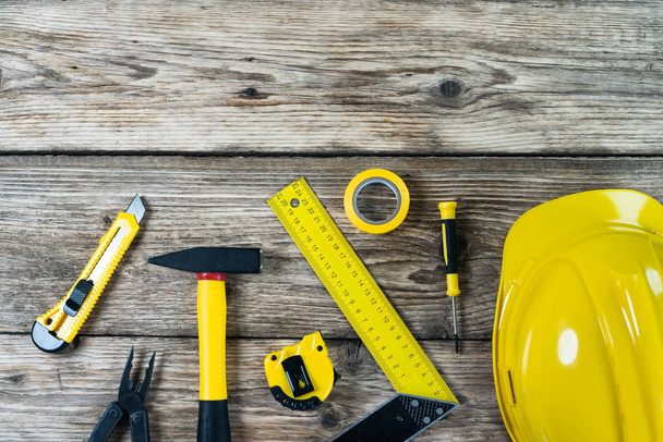 Conjunto amarillo de herramientas para reparación y construcción
 - Foto, imagen