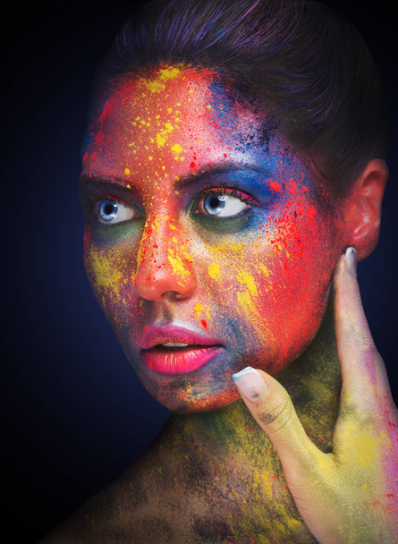 Parlak yaratıcı sanat makyaj ile güzel kadın - Fotoğraf, Görsel
