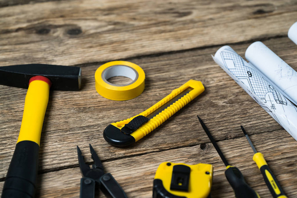 Conjunto amarillo de herramientas para reparación y construcción
 - Foto, Imagen