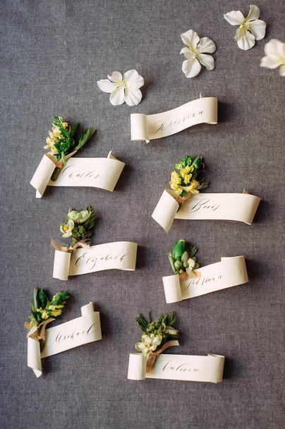 conjunto de hermosos boutonnieres florales, decoración de la boda
 - Foto, imagen
