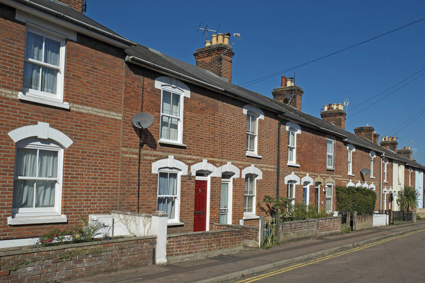 イギリスのビクトリア朝の段々 になった家の通り - 写真・画像