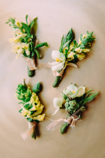 zbiór pięknych kwiatów boutonnieres, wesele wystrój - Zdjęcie, obraz