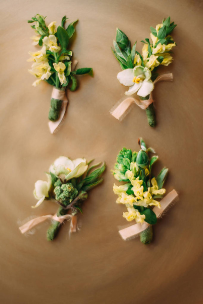 набор красивых цветочных бутоньеров, свадебный декор
 - Фото, изображение
