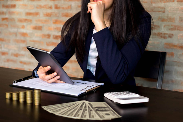 Бізнес-леді, використовуючи планшет до ситуації на ринковій вартості
  - Фото, зображення