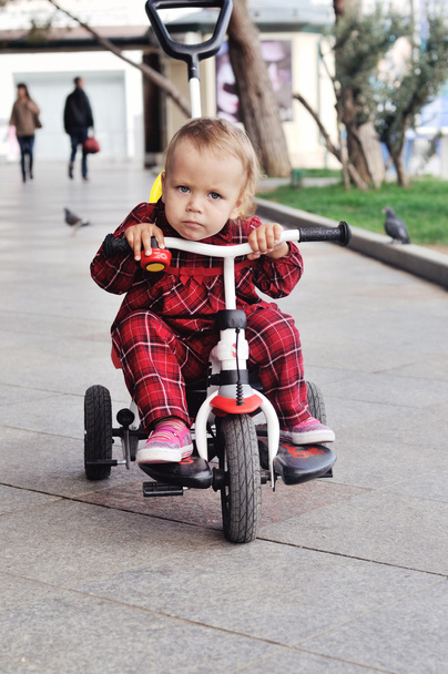 baby on her tricycle - Fotoğraf, Görsel