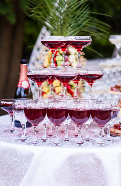 Ποτήρια κρασιού και σαμπάνιας σε ένα τραπέζι των διακοπών - Φωτογραφία, εικόνα