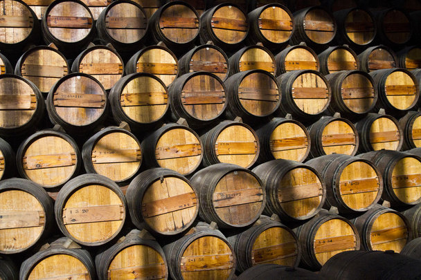 drewniane beczki wina w piwnicy - Zdjęcie, obraz