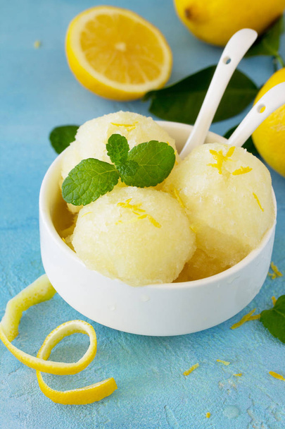 Crème glacée aux fruits frais sorbet au citron maison dans un bol blanc
.  - Photo, image