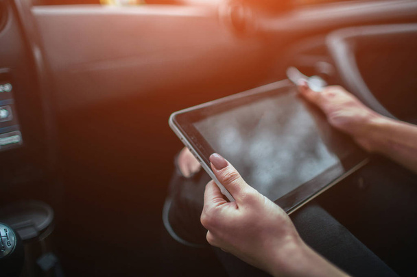 Women using gps on tablet compter to navigate in car on holiday - Fotografie, Obrázek