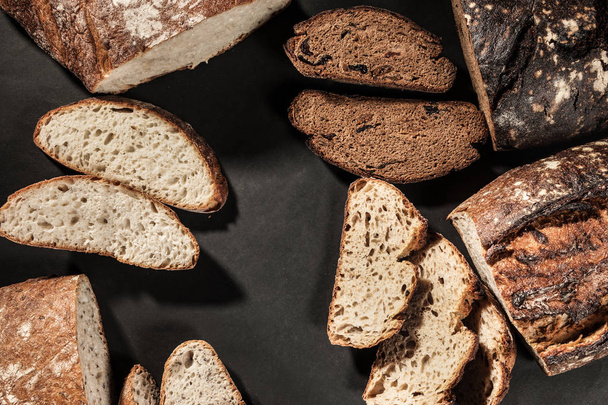 cutting bread on dark - Zdjęcie, obraz