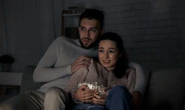 Paar schaut Horrorfilm spät in der Nacht - Foto, Bild