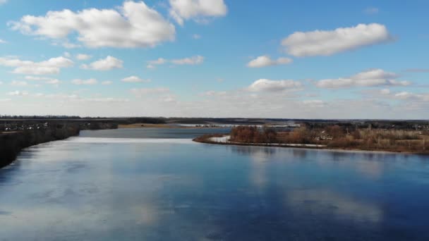 Вид сверху на озеро в Украине, со льдом на нем. Красивое голубое небо с облаками
 - Кадры, видео